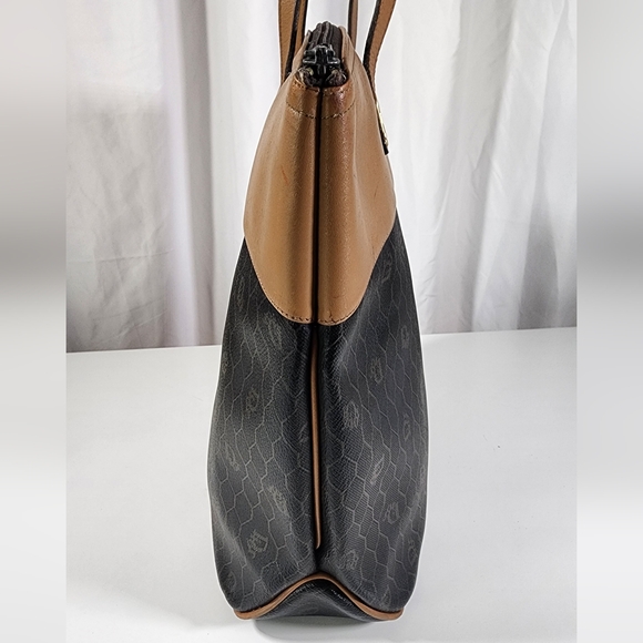 Christian Dior Honeycomb shoulder tote. Small scratches on ext leather. - Picture 4 of 14